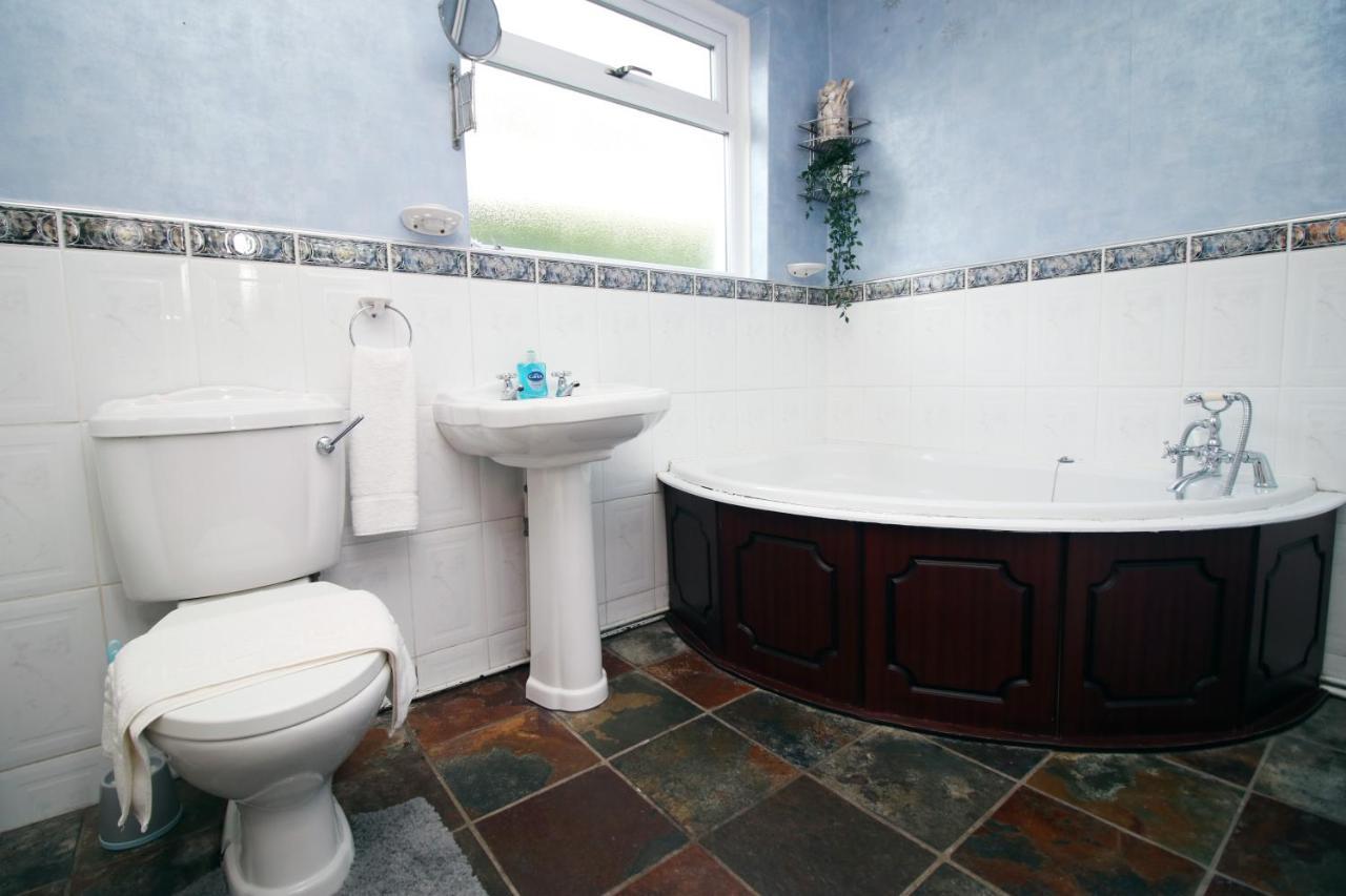 Becky'S Bungalow By Ty Sa -Spacious 4 Bed Bungalow Cardiff Eksteriør billede